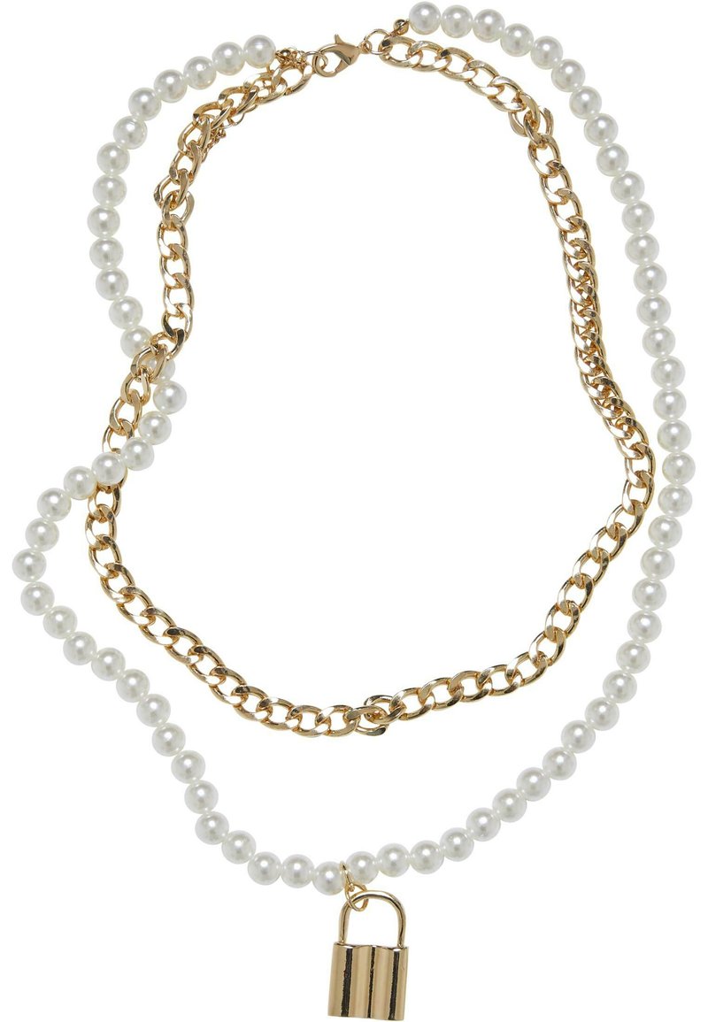 Collier présentant des segments alternés de chaîne en or et de fausses perles blanches, sécurisé par un charme en forme de cadenas en or. Design texturé et superposé.