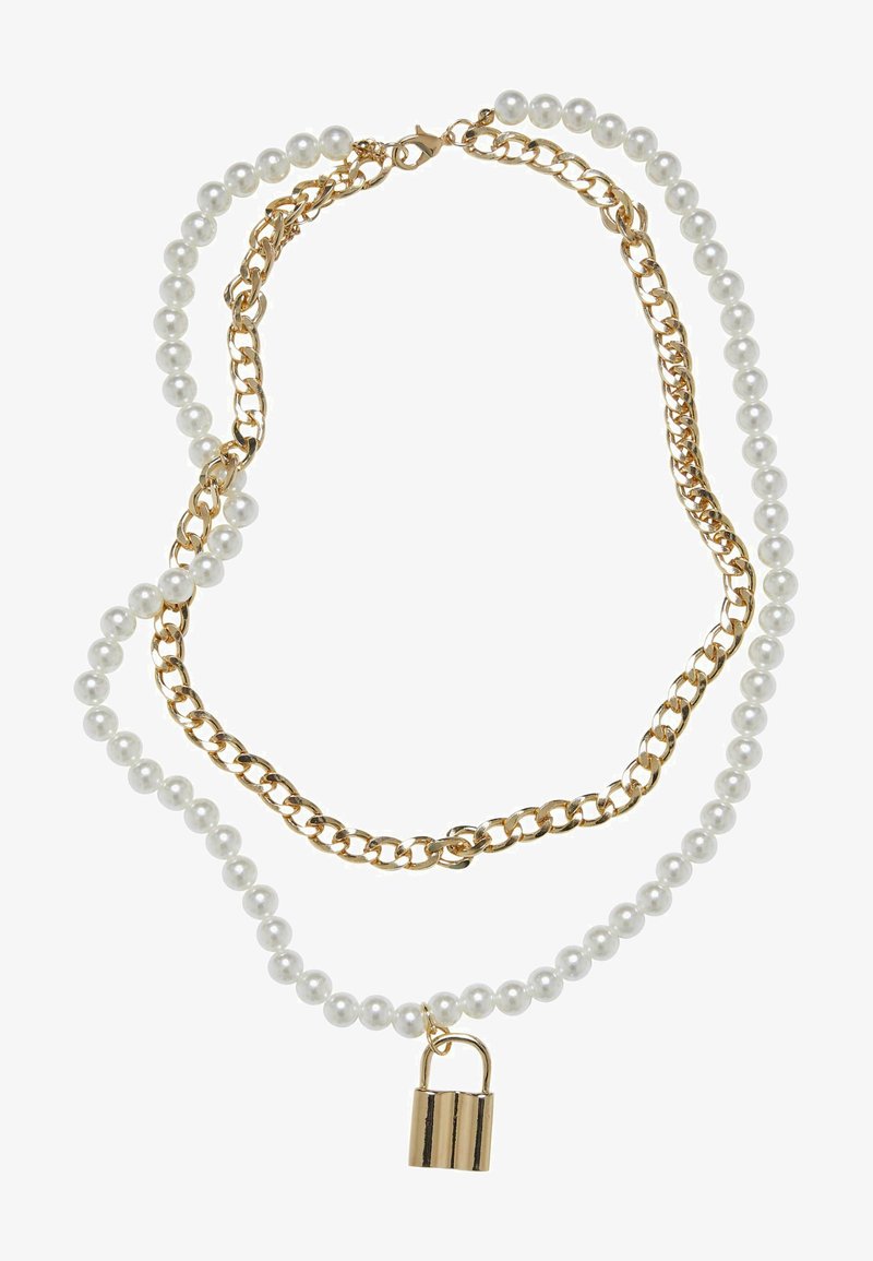 Collier présentant des segments alternés de chaîne en or et de fausses perles blanches, sécurisé par un charme en forme de cadenas en or. Design texturé et superposé.
