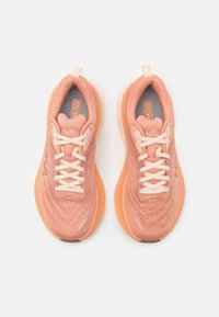 HOKA BONDI 8 - Tekaški copati za cesto - sandstone/cream
