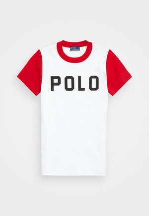 Biały bawełniany t-shirt z czerwonymi krótkimi rękawami, z napisem "POLO" w pogrubionych czarnych literach na piersi. Standardowy dekolt typu crew neck.