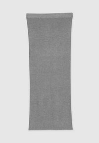 Calza grigia a coste con una fascia liscia in cima, caratterizzata da una texture uniforme e una forma allungata nel complesso.