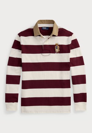 Chandail de rugby à manches longues avec des rayures horizontales bordeaux et crème, un col beige, et un ours brodé portant une chemise "Polo" bleue.