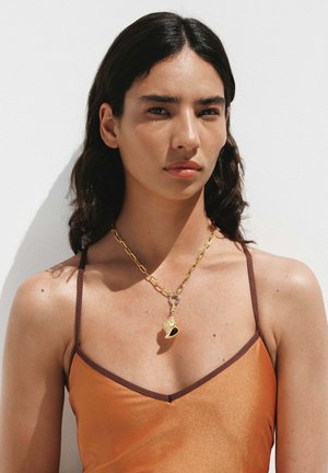 Aristocrazy, CHARM BAÑADO EN ORO AMARILLO CON CRISTALES Y FORMA DE CONCHA UNISEX - Colgante - gold-coloured