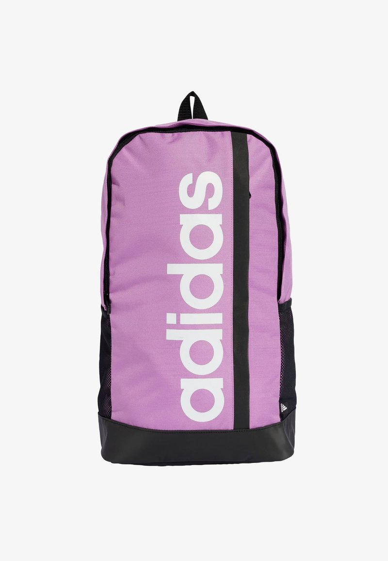 Lila Rucksack aus Stoff mit schwarzem Boden. Er verfügt über ein großes weißes Logo und eine seitliche Netztasche. Hauptfach mit Reißverschluss.