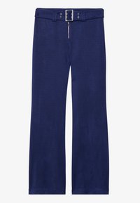 Marineblauwe broek met een soepele textuur, wijde pijpen en een ritssluiting aan de voorkant. Heeft een riem met een rechthoekige zilveren gesp en metalen accenten.