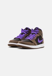 Sneakers typu mid-top z brązową skórzaną cholewką, czarnymi akcentami i fioletowymi sznurówkami. Biała środkowa podeszwa i teksturowana brązowa gumowa podeszwa.