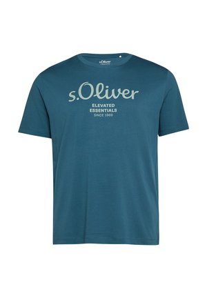 Blauw T-shirt met korte mouwen met de tekst "s.Oliver Elevated Essentials Since 1969" gedrukt in lichtgrijs op de voorkant.