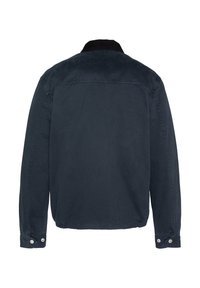 Chaqueta azul oscuro informal con cuello de pana, mangas largas con puños abotonados y una textura de tela sencilla y suave.
