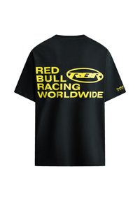 Černé tričko s výrazným žlutým textem "RED BULL RACING WORLDWIDE" a oválným logem na zadní straně, menší text na pravém rukávu.
