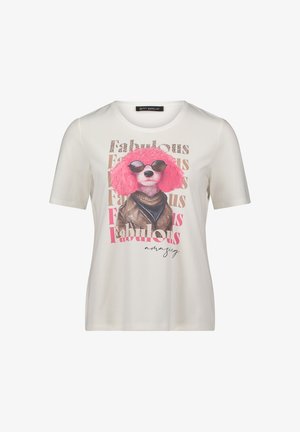 Witte korte mouwen T-shirt met een grafiek van een roze poedel in een zonnebril, met het woord "Fabulous" in verschillende lettertypes en formaten.