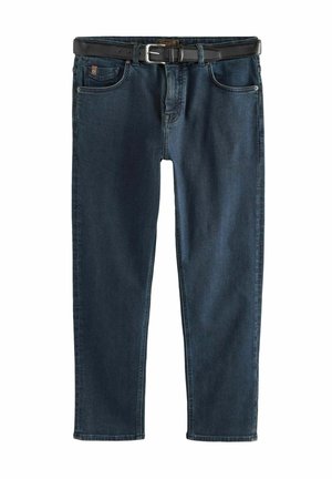 Vaqueros de mezclilla azul oscuro con un diseño de pierna recta, que cuentan con cinco bolsillos, un desgaste sutil y un cinturón texturizado negro con hebilla de metal.