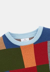 Pull en tricot avec un col rond, présentant un design en patchwork dans des teintes de bleu, vert, orange, rouge, gris et marron. Encolure côtelée bleu clair.