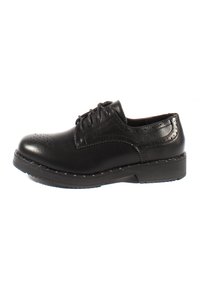 Scarpa nera in pelle con lacci, caratterizzata da perforazioni decorative, punta arrotondata e suola testurizzata con piccole cuciture decorative.