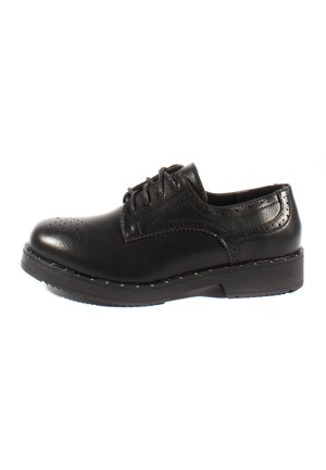 Scarpa nera in pelle con lacci, caratterizzata da perforazioni decorative, punta arrotondata e suola testurizzata con piccole cuciture decorative.
