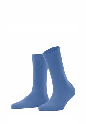 Ein Paar schlichte blaue Crew-Socken nebeneinander auf weißem Hintergrund präsentiert, wobei eine Socke leicht nach vorne geneigt ist.
