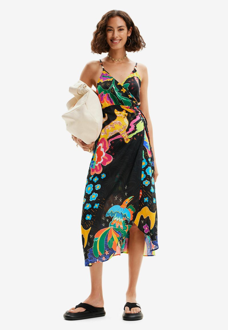 Schwarzes Kleid mit lebhaften Blumen- und Tiermustern, Spaghetti-Trägern und Wickeldesign. Leichter Stoff und asymmetrischer Saum.