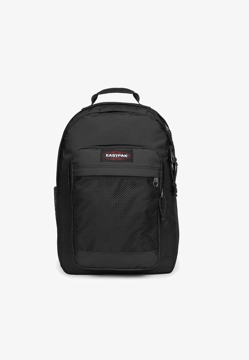 Svart tygryggsäck med ett stort huvudfack, nätficka, dragkedjestängningar och ett handtag för bärning upptill. Har en logotyp-lapp.