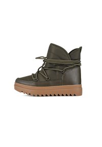 Botte vert olive avec un design matelassé, bout rond et lacets à l'avant. Dispose d'une semelle en caoutchouc brun texturé avec un motif en zigzag.