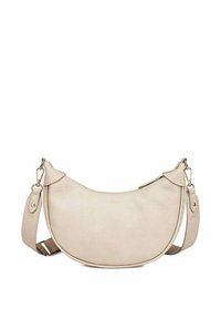 Bežová kožená crossbody taška s zakřiveným tvarem, nastavitelným popruhem a jemnou texturou povrchu. Disponuje zapínáním na cvoček a minimálním kováním.