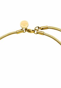 Gouden metalen ketting met een gedraaide touwkettingdesign, voorzien van een ronde tag en een veilige sluiting.