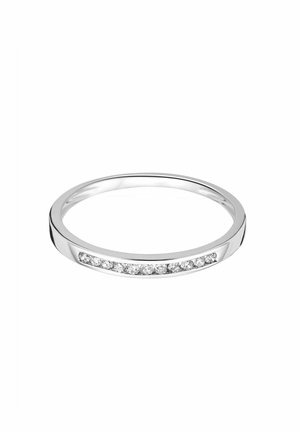 Bague en argent avec un bandeau fin et arrondi, présentant une rangée de petites pierres précieuses incrustées le long du bord supérieur. Fini lisse et poli.