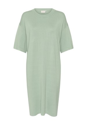 Abito a maglia verde chiaro con una vestibilità ampia, maniche corte e scollo tondo. Presenta una texture morbida e arriva appena sopra le ginocchia.