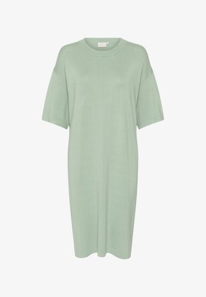 Kerge rohelise tooni kudum dress, millel on lahtine lõige, lühikesed varrukad ja ümar kaelus. Omab siledat tekstuuri ja ulatub just üle põlvede.