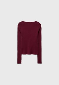 T-shirt à manches longues en rib en bordeaux foncé, avec un col rond et un ourlet court. Texture douce avec des détails de couture minimalistes.