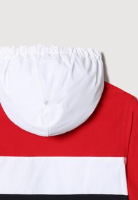 Rode hoodie met een witte trekkoordkap, horizontale witte en blauwe strepen, en een gladde stoftextuur, die de sportieve ontwerpelementen benadrukt.