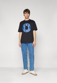 HUGO NAKOREE - Μπλουζάκι με στάμπα - black