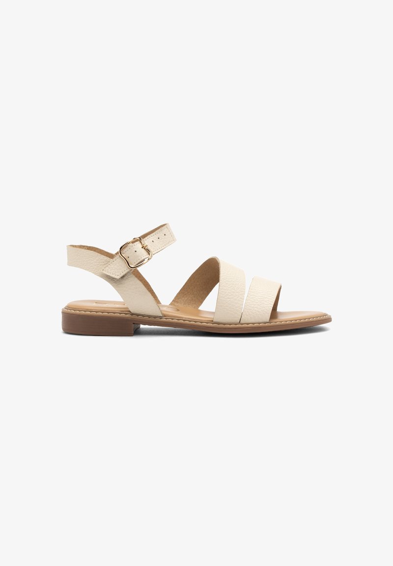Sandały open-toe z białej teksturowanej skóry z regulowanym paskiem i złotą klamrą. Płaska brązowa podeszwa, z trzema szerokimi paskami na stopie.