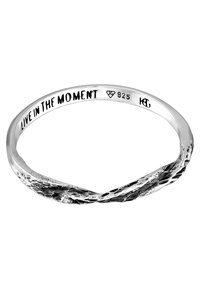 Srebrny pierścionek z wykręconym wzorem o teksturowanej powierzchni, z wygrawerowanym napisem "żyj chwilą" oraz oznaczeniem "925" dla srebra próby.