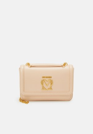 Sac à main rectangulaire beige avec bandoulière chaîne dorée, poignée supérieure et logo Love Moschino doré sur le rabat avant.