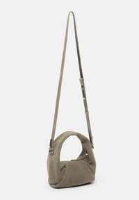 Borsa in suede con manico arrotondato e tracolla regolabile, di un colore grigio-marrone tenue. Presenta un compartimento con zip e una texture liscia.