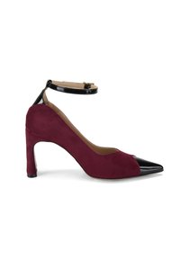 Burgunderfarbene Veloursleder-Pumps mit einer spitzen Zehenpartie aus schwarzem Lackleder und Knöchelriemen. Mit einem Stiletto-Absatz und glatter Innenausstattung.