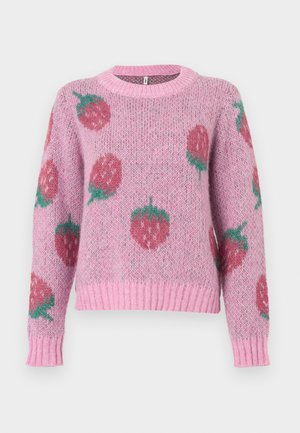 Pull en tricot rose à coupe ample, avec un motif fraise en rouge et vert. Poignets et ourlet côtelés apportant de la texture.