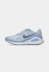 Bežecká obuv Nike v svetlomodrom sieťovanom materiáli s tmavomodrým swooshom, polstrovaným golierom a textúrovanou podrážkou. Dizajn kladie dôraz na pohodlie a priedušnosť.