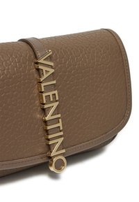 Clutch in pelle marrone con texture, dotata di hardware dorato con il logo "VALENTINO" e di una tracolla liscia. Forma rettangolare compatta.