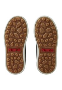 Mustad jalanõude tallad, millel on tekstuurne pruun kummimuster ja valge äär, kusjuures punane "reima" logo on silmatorkavalt esitatud.