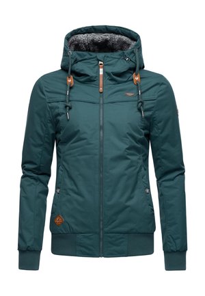 Zielona kurtka z kapturem w kolorze morskim, z przednim zamkiem błyskawicznym, ściągaczami na mankietach i dole, kapturem ocieplonym polarem, sznurkami ze skórzanymi zdobieniami oraz zamykanymi na zamek bocznymi kieszeniami.