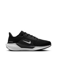 Czarny but sportowy z oddychającą siateczką na górze, teksturowanymi nakładkami, białym logo Nike oraz zakrzywioną białą podeszwą dla amortyzacji.