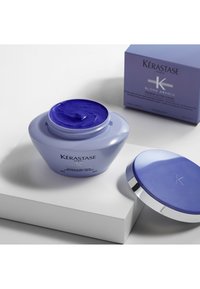 Kérastase Blond Absolu Ultra-Violet violette Haarmaske geöffnet mit Deckel daneben und violettem Produkt innen, Box im Hintergrund.