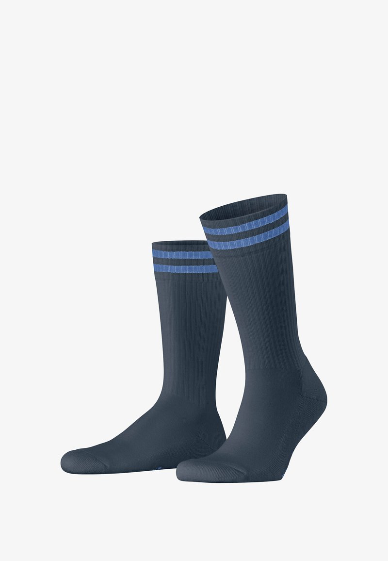 Calzini blu scuro con due strisce orizzontali azzurre nella parte superiore, texture a coste, di lunghezza media, design della punta senza cuciture.