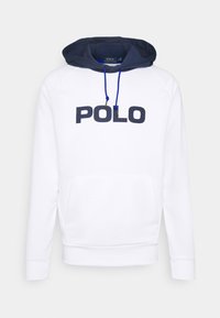 Sudadera blanca con capucha y cordón en azul marino. Presenta un gran logotipo "POLO" en azul oscuro. Incluye un bolsillo tipo canguro en la parte frontal y puños acanalados.