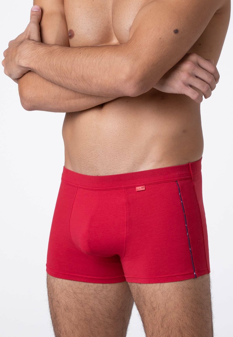 Boxer shorts rossi in cotone con una vestibilità aderente, caratterizzati da un bordo blu a contrasto e un piccolo etichetta del marchio sulla vita.