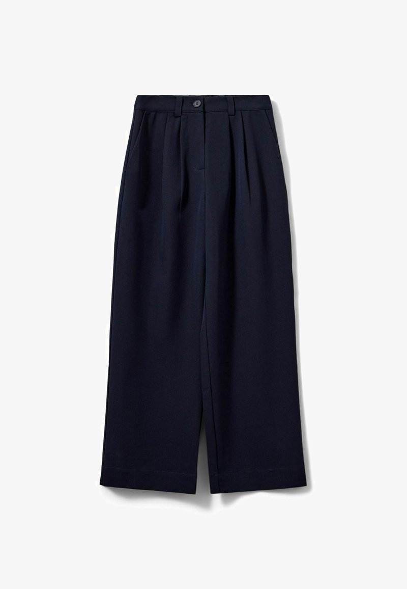 Pantalon large bleu marine foncé avec plis, fermeture par bouton et fermeture éclair, passants pour ceinture et poches latérales, présenté sur fond blanc.