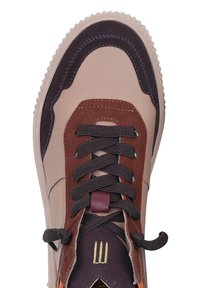 Sneaker with a beige leather upper, brown suede accents, purple stitching, and black laces. Features a round toe and textured sole.