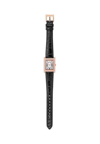 Rechthoekig horloge van roségoud met zwarte leren band, witte wijzerplaat, Romeinse cijfers en diamantaccenten rondom de lunette.