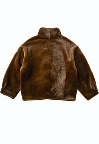 Bruine jas van nep bont met een hoge kraag, kort model en brede mouwen. Heeft een gladde textuur en zichtbare naden.