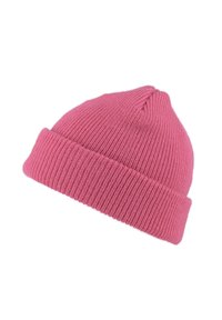 Różowa czapka dziana z podwiniętym mankietem, o gładkiej fakturze i prążkowanym wzorze, zwężająca się ku szpiczastej czubkowi.
